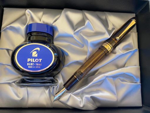 PILOT CUSTOM 823 AMBER FOUNTAIN PEN